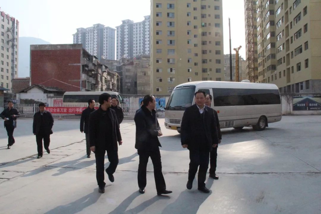 隴南市委常委、常務(wù)副市長(zhǎng)張慶宏、副市長(zhǎng)徐世林、市人大副主任陳榮等一行深入隴運(yùn)集團(tuán)公司武都汽車站開展春節(jié)前走訪慰問活動(dòng)