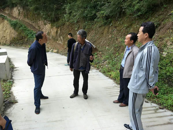 隴運(yùn)集團(tuán)公司黨委書記、董事長李寅祥同志深入琵琶鎮(zhèn)寧強(qiáng)村開展幫扶工作