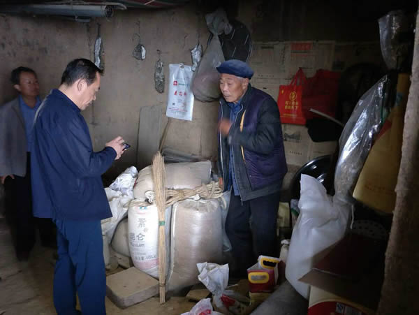 隴運(yùn)集團(tuán)公司黨委書記、董事長李寅祥同志深入琵琶鎮(zhèn)寧強(qiáng)村開展幫扶工作