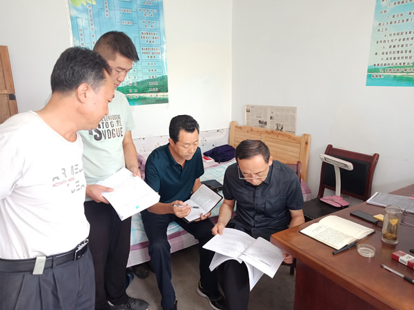 隴運集團公司黨委書記、董事長李寅祥深入琵琶鎮(zhèn)寧強村檢查指導(dǎo)幫扶工作