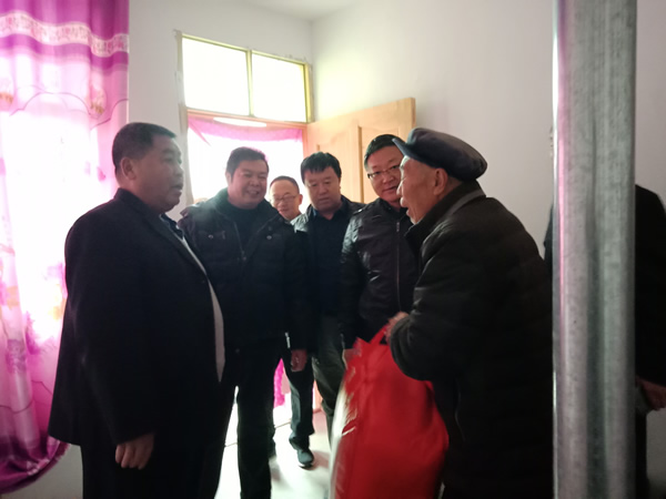 隴運(yùn)集團(tuán)公司開展“解難題、辦實(shí)事、送溫暖”主題黨日活動(dòng)