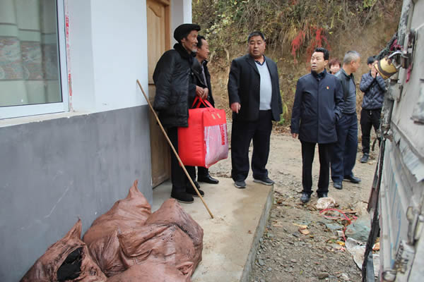 隴運(yùn)集團(tuán)公司開展“解難題、辦實(shí)事、送溫暖”主題黨日活動(dòng)
