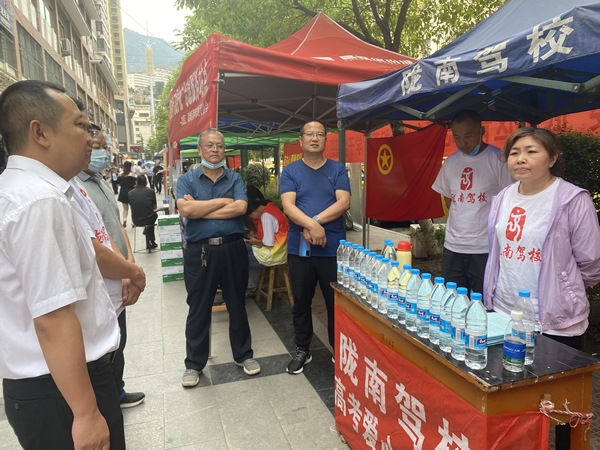 “愛心送考、奉獻社會”---隴運集團在行動